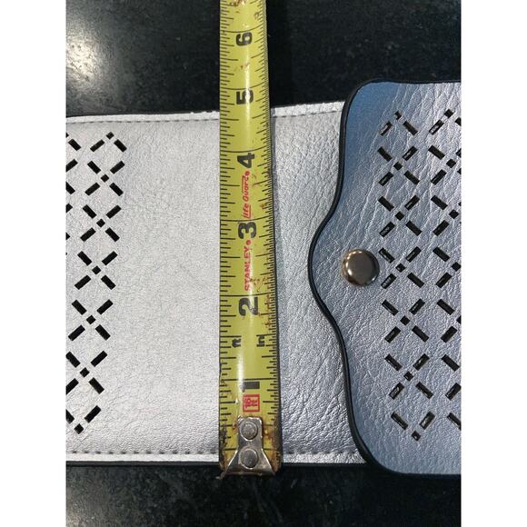 Silver crossbody, phone case EUC - Picture 6 of 8